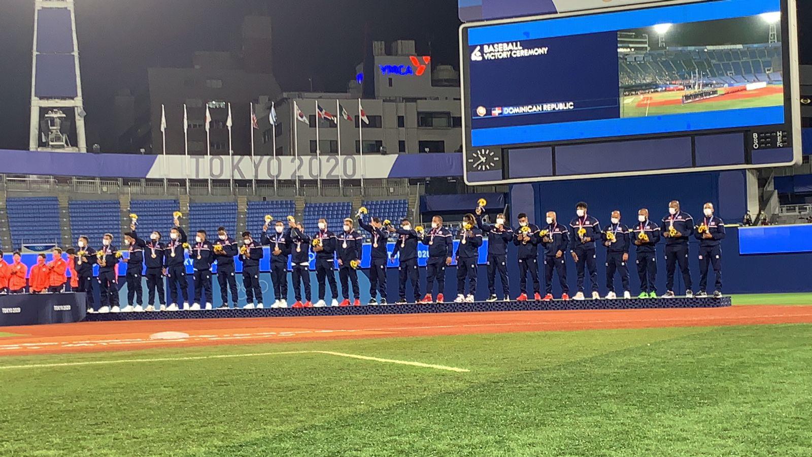 El equipo dominicano premiado con la medalla de bronce luego del triunfo sobre Corea del Sur,  en el torneo de béisbol de los Juegos Olímpicos, Tokio 2020; su primera en esos eventos, quinta de Dominicana en la versión y la 12 de por vida. (Fuente: Wbsc-Béisbol/Softbol)