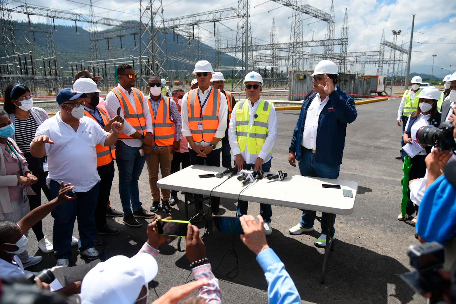 Rueda de prensa donde autoridades explicaron razones de apagones en el Cibao.