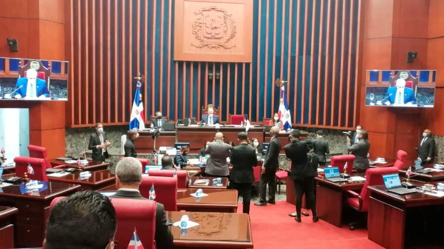 Por ausentismo de 19 senadores no pudo conocerse el Código Penal
