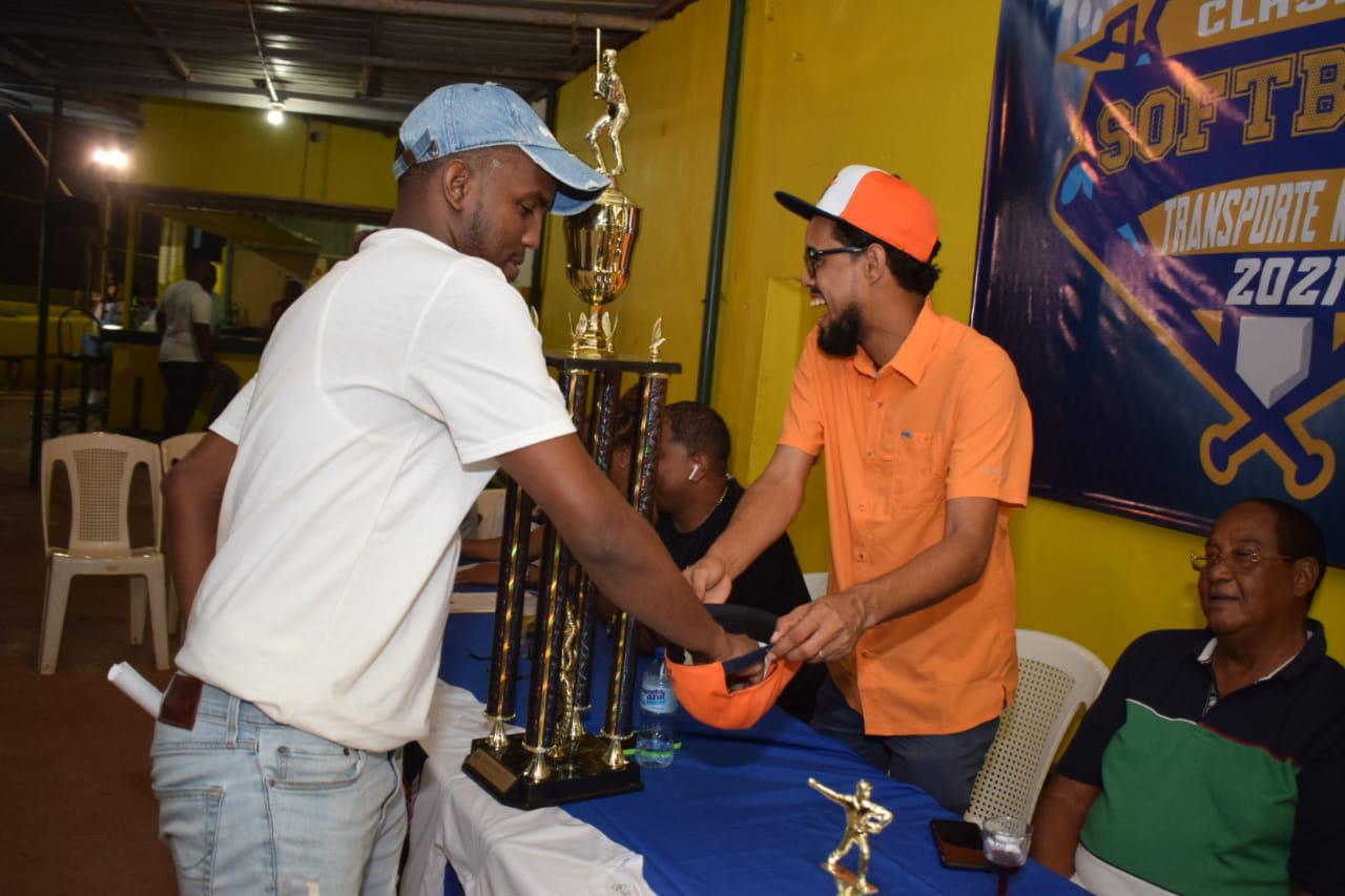 Delegados de los equipos sacan el número para definir el grupo en el que participarán en el II Clásico Transporte Morel versión 2021. (Fuente externa)