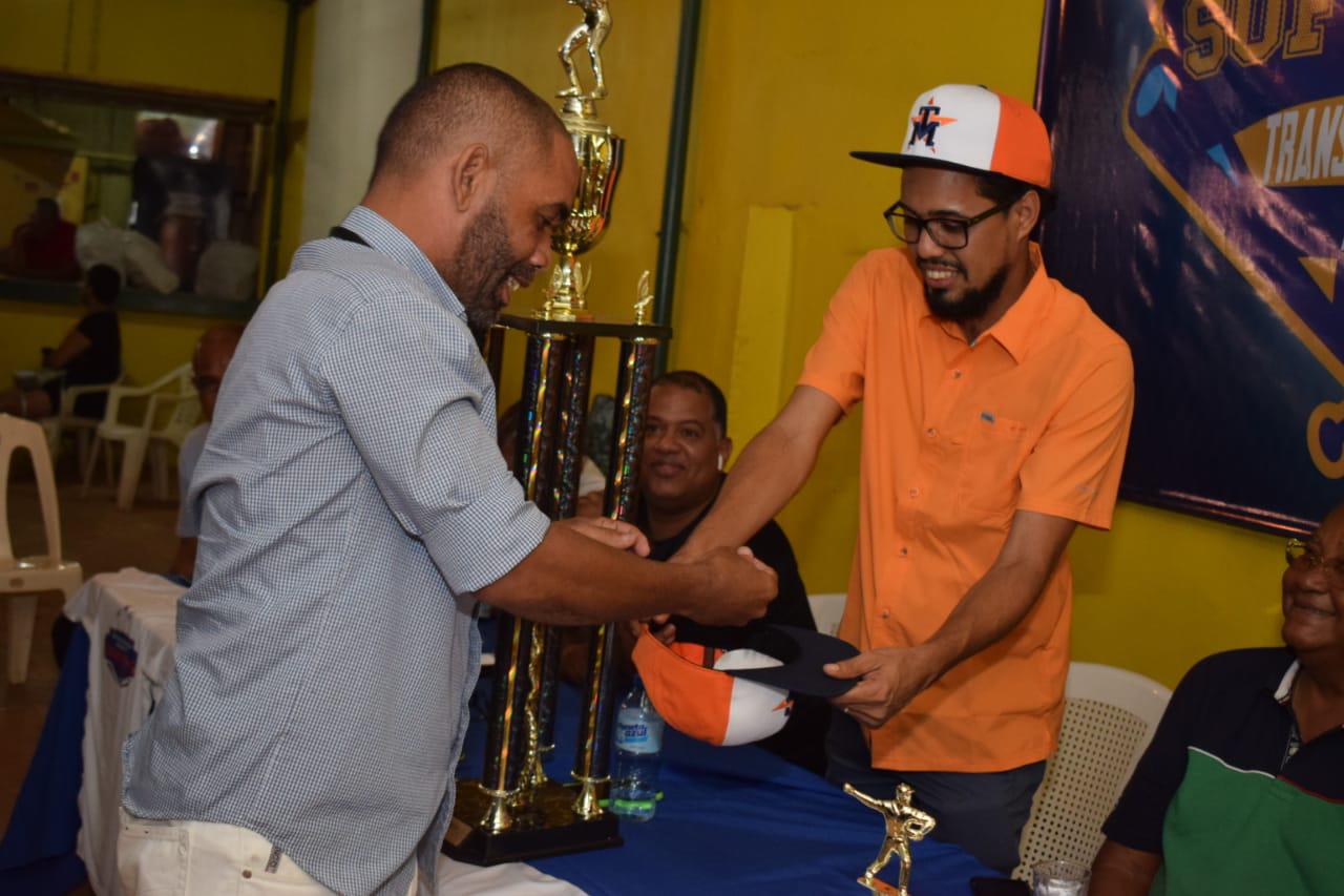 Delegados de los equipos sacan el número para definir el grupo en el que participarán en el II Clásico Transporte Morel versión 2021. (Fuente externa)