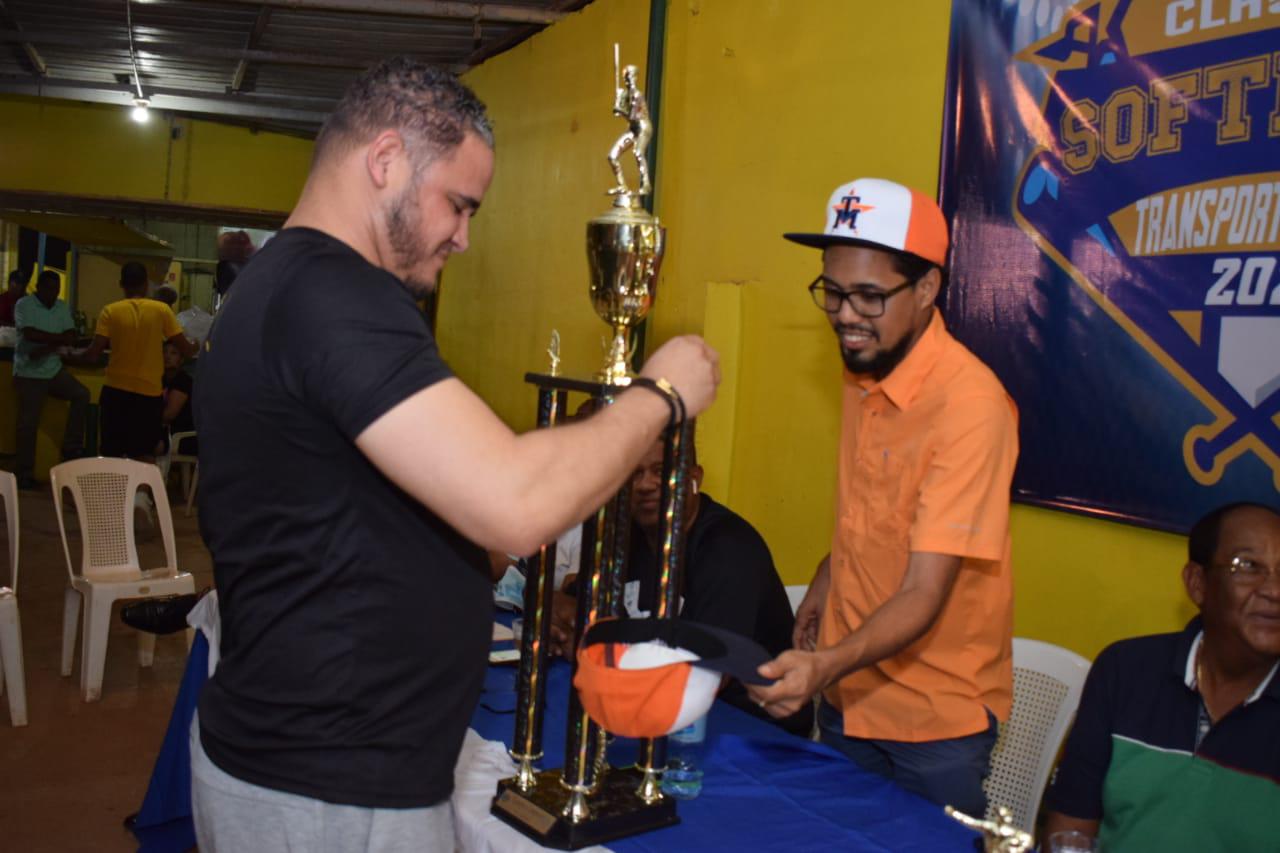 Delegados de los equipos sacan el número para definir el grupo en el que participarán en el II Clásico Transporte Morel versión 2021. (Fuente externa)