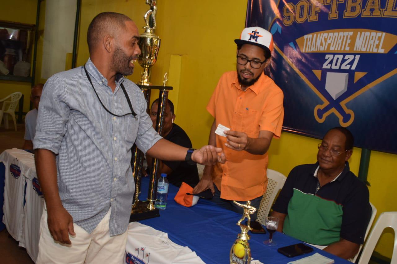 Delegados de los equipos sacan el número para definir el grupo en el que participarán en el II Clásico Transporte Morel versión 2021. (Fuente externa)