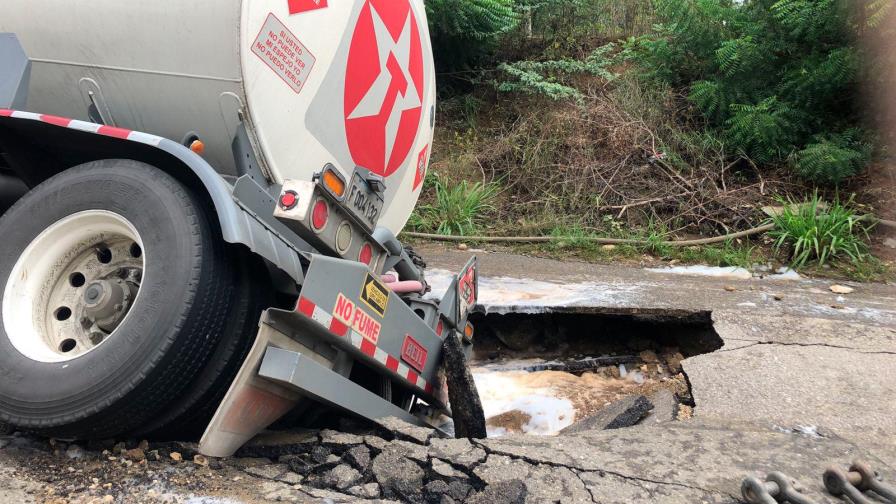 Se hunde tramo de avenida en Santiago mientras circulaba tanquero cargado de gasolina Se hunde tramo de avenida en Santiago mientras circulaba tanquero cargado de gasolina