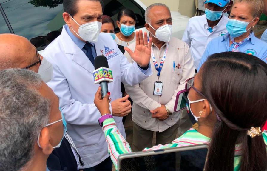 Ministro de Salud supervisa jornada de vacunación y toma de muestra en Santiago