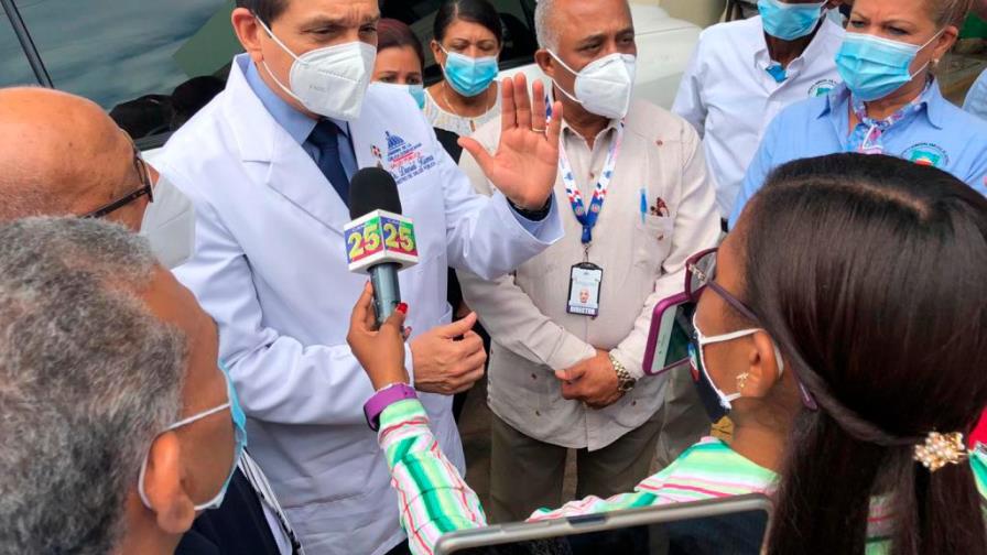 Ministro de Salud supervisa jornada de vacunación y toma de muestra en Santiago