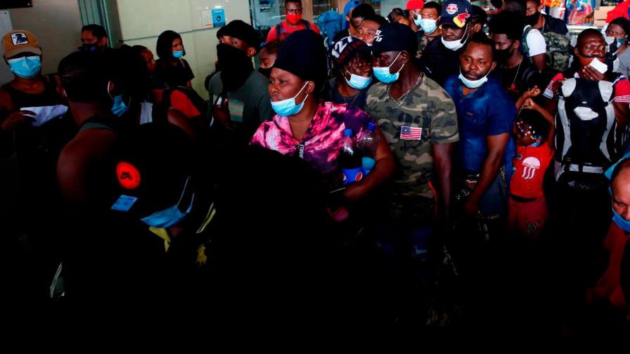 Centenares de haitianos parten hacia al norte de Colombia en ruta humanitaria