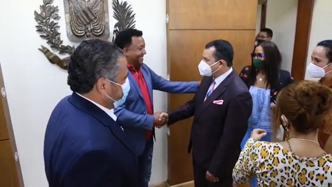 Pedro Martínez, segundo desde la izquierda, saluda al presidente de la Junta Central Electoral, donde acudió a la Junta Central Electoral junto a su esposa Carolina Cruz, a renovar su cédula de identificación personal. (Fuente: Instragram JCE)