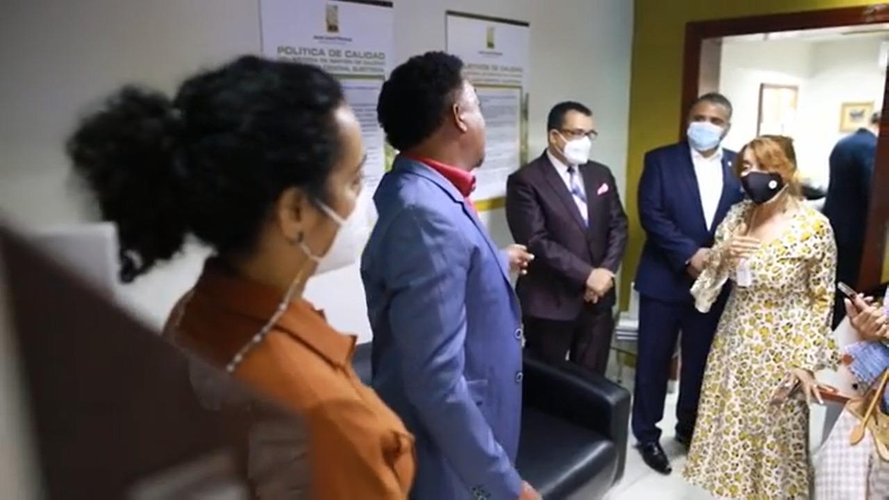 Pedro Martínez, segundo desde la izquierda, acudió a la Junta Central Electoral junto a su esposa Carolina Cruz, a renovar su cédula de identificación personal. (Fuente: Instragram JCE)