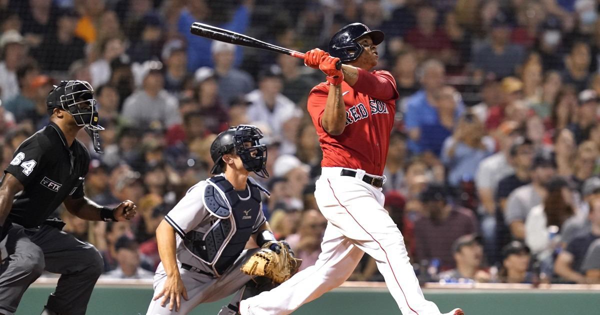 El dominicano Rafael Devers lleva 31 dobles y con ellos encabeza ese renglón en las Grandes Ligas sin incluir la jornada del sábado 14 de agosto del 2021. (AP/Elise Amendola)