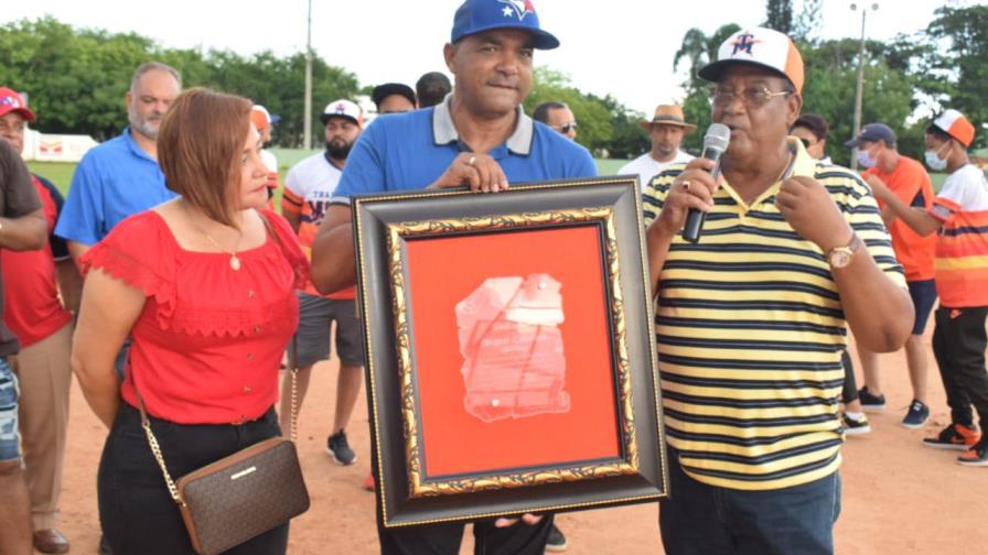 Los Maestros ganan en apertura del II Clásico Transporte Morel de softbol