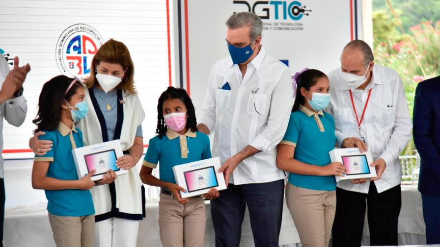 Presidente Abinader encabeza entrega de dispositivos tecnológicos en San José de Ocoa