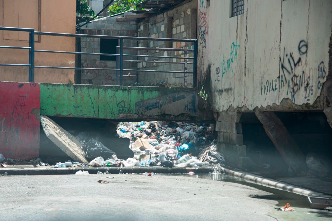 La basura concentrada en la cañada Guajima se extiende a la calle Arroyo Guajima. 