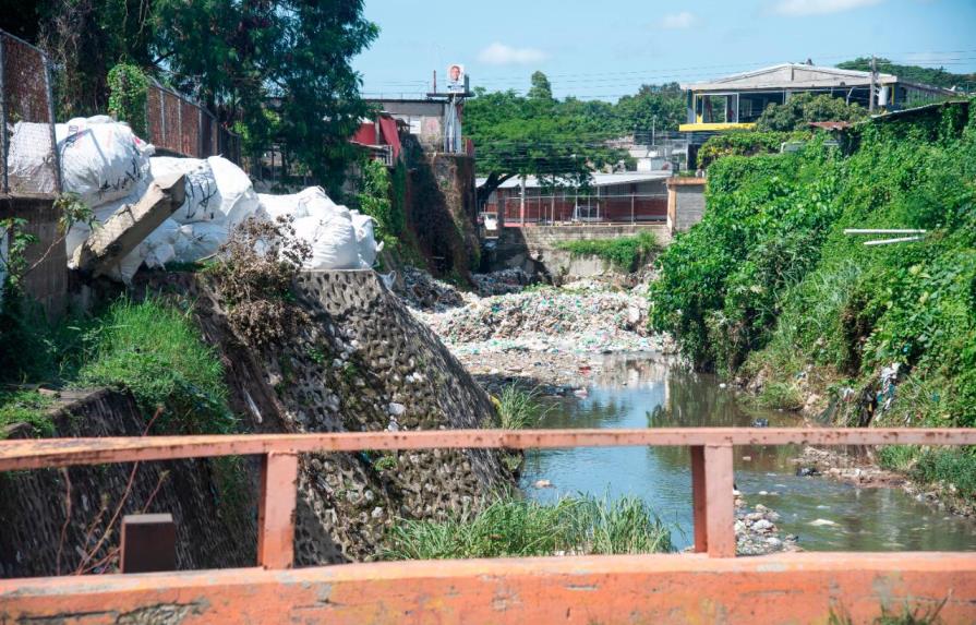 Cañadas de Santo Domingo están llenas de escombros y basuras antes del posible paso de  Grace 