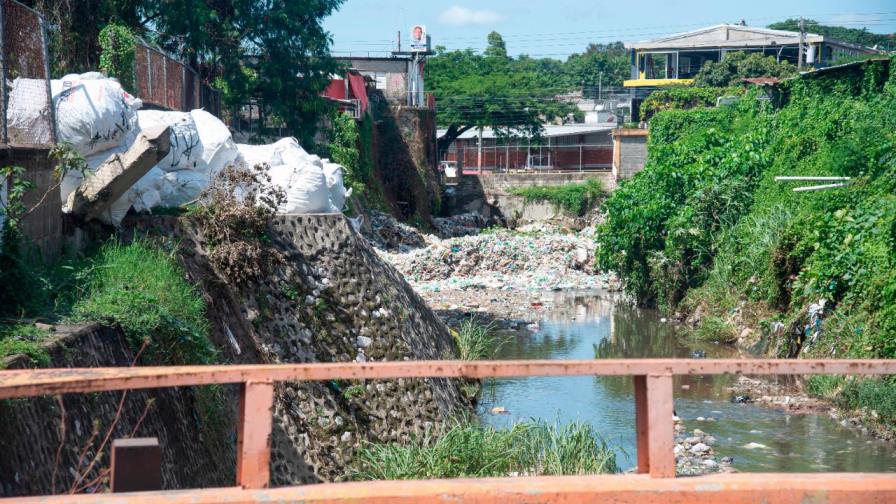 Cañadas de Santo Domingo están llenas de escombros y basuras antes del posible paso de  Grace 