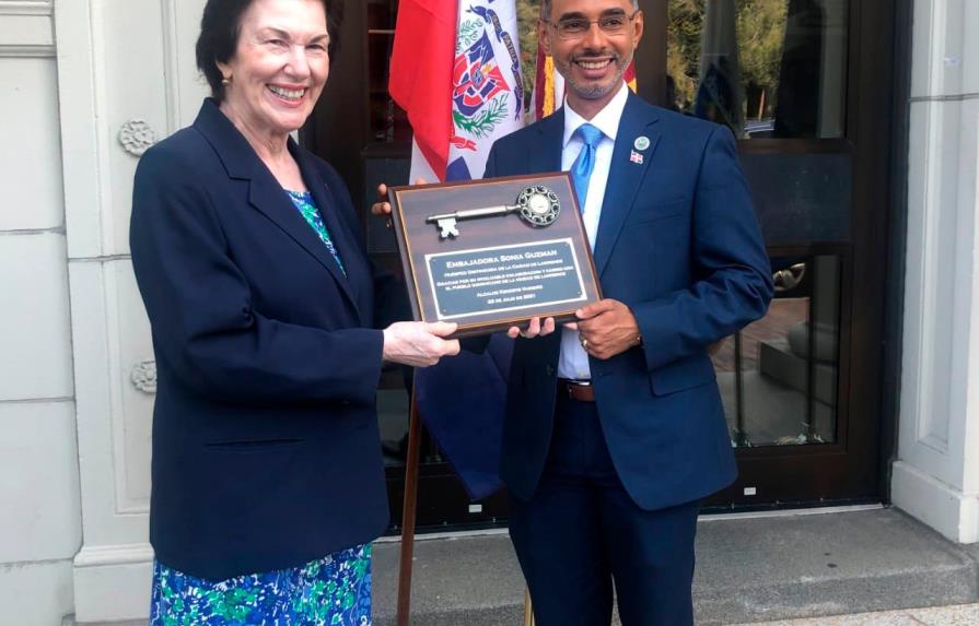 Embajadora dominicana en EE.UU. recibe llave de la ciudad de Lawrence