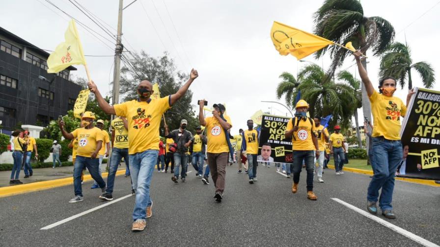 Realizan manifestación para exigir entrega del 30 % de fondos de pensiones Realizan manifestación para exigir entrega del 30 % de fondos de pensiones
