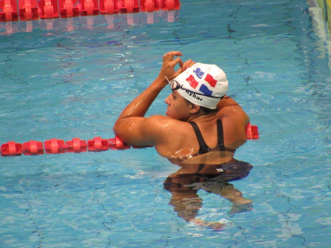 Alejandra Aybar afirma que en la piscina no necesita de ayuda para avanzar. “En el agua me siento segura y no necesito ayuda ni muleta”.  (Fuente externa)