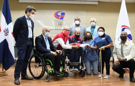 La alcaldesa del Distrito Nacional, Carolina Mejía, entrega la bandera a los atletas Alejandra Aybar y Patricio López. Figuran Gilberto García, secretario general del COD; Eladio Agramonte, presidente Copadom; José Luis Ramírez, tesorero del COD y Rafi Blanco. (Prensa COD)