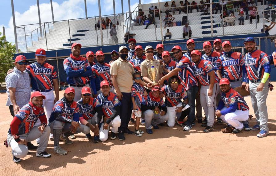 Codia reconoce al ingeniero Garibaldy Bautista, presidente del softbol dominicano