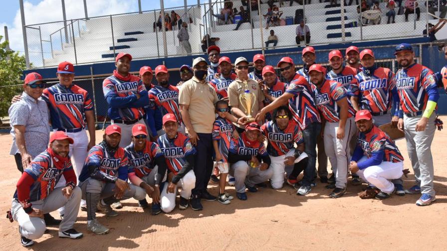 Codia reconoce al ingeniero Garibaldy Bautista, presidente del softbol dominicano