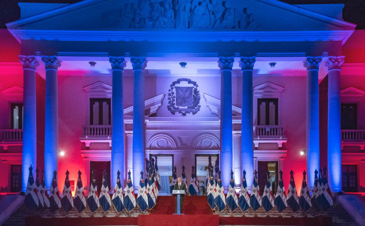 Las escalinatas del Palacio Nacional sirvieron de escenario para la alocución presidencial que comenzó con puntualidad. (Fuente externa)