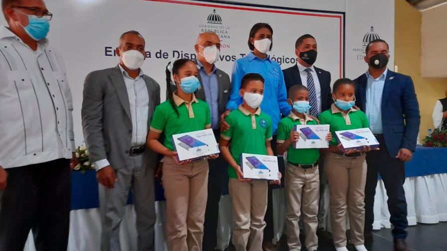 Ministerio de Educación entrega más de 68 mil equipos tecnológicos en la regional 12  