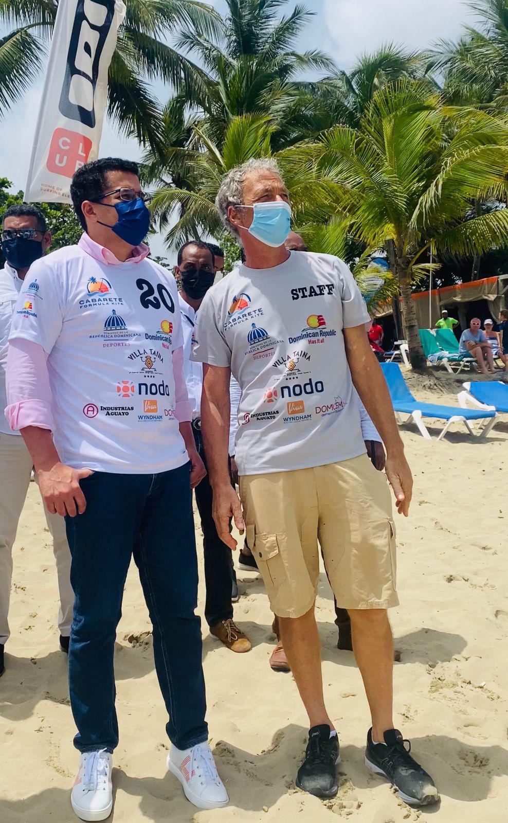 El ministro de Turismo, David Collado, (izquierda), ministro de Turismo, y  Ari Barshi, campeón del Windsurf y propietario de Carib Wind, en la salida de la Regata Kite 2021, el 21 de agosto del 2021. (Fuente externa)
