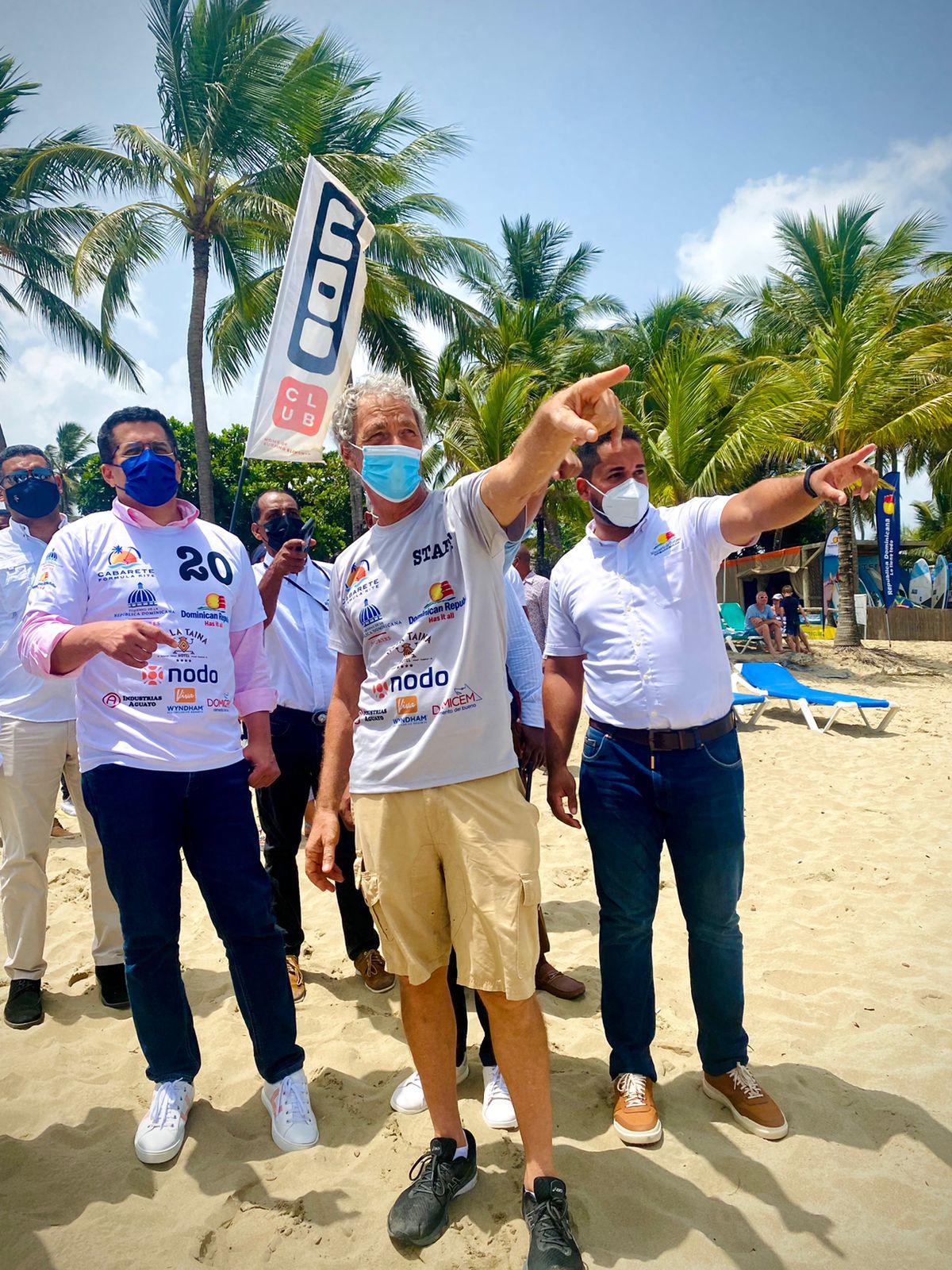 El ministro de Turismo, David Collado, (izquierda), hizo acto de presencia en el inicio de la jornada de la Regata Regata Kite 2021, en Cabarete, Puerto Plata. Al centro Ari Barshi, campeón del Windsurf y propietario de Carib Wind. (Fuente externa)