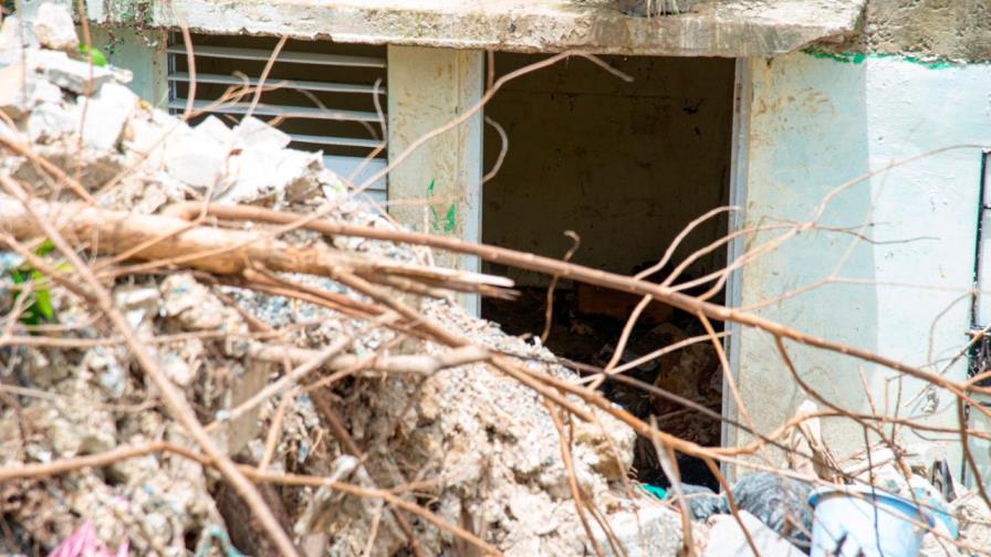 Familia sobrevive a derrumbe en Guajimía
