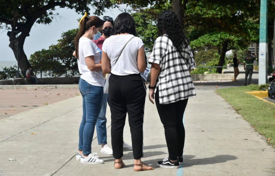 Familiares y amigos del desaparecido joven Andy Iturbides realizan búsqueda por el Malecón 