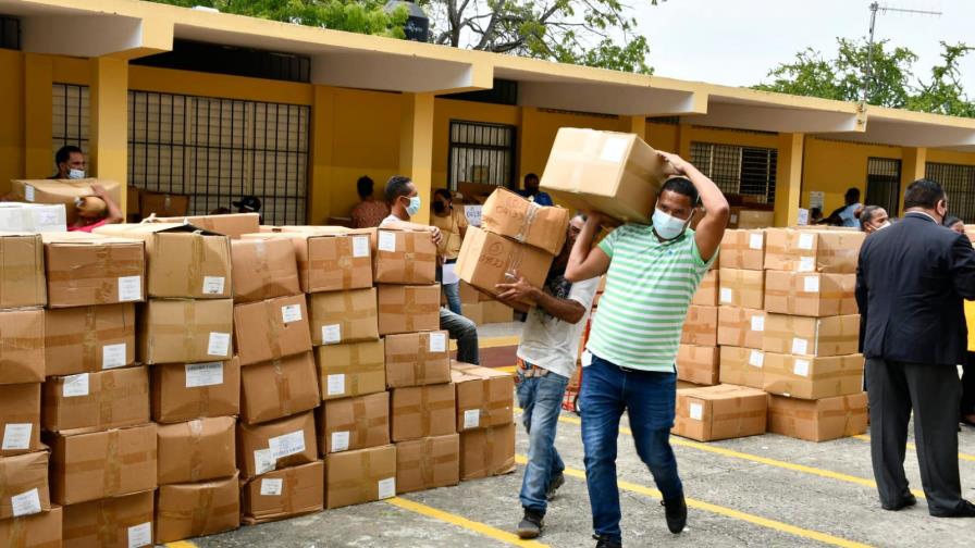 Educación inicia entrega de calzados y uniformes para alumnos de Santiago Educación inicia entrega de calzados y uniformes para alumnos de Santiago