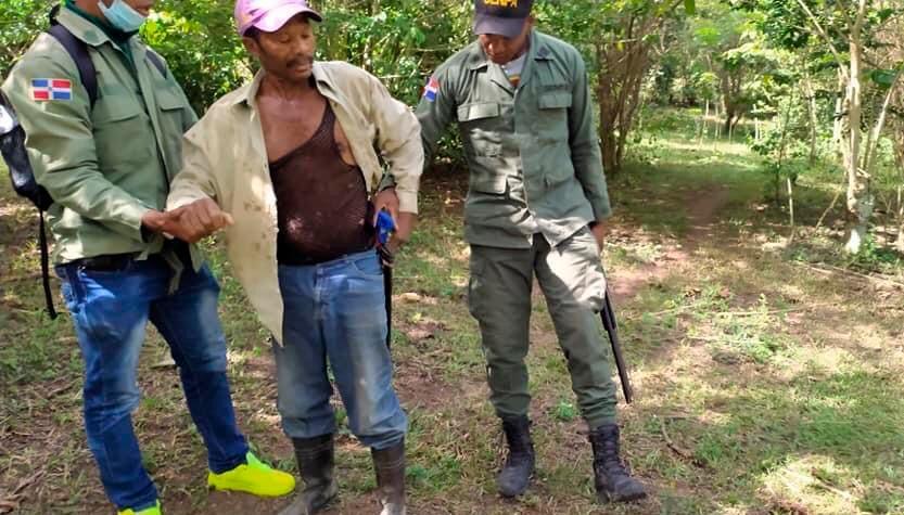 Apresan a dos hombres acusados de talar árboles en El Seibo