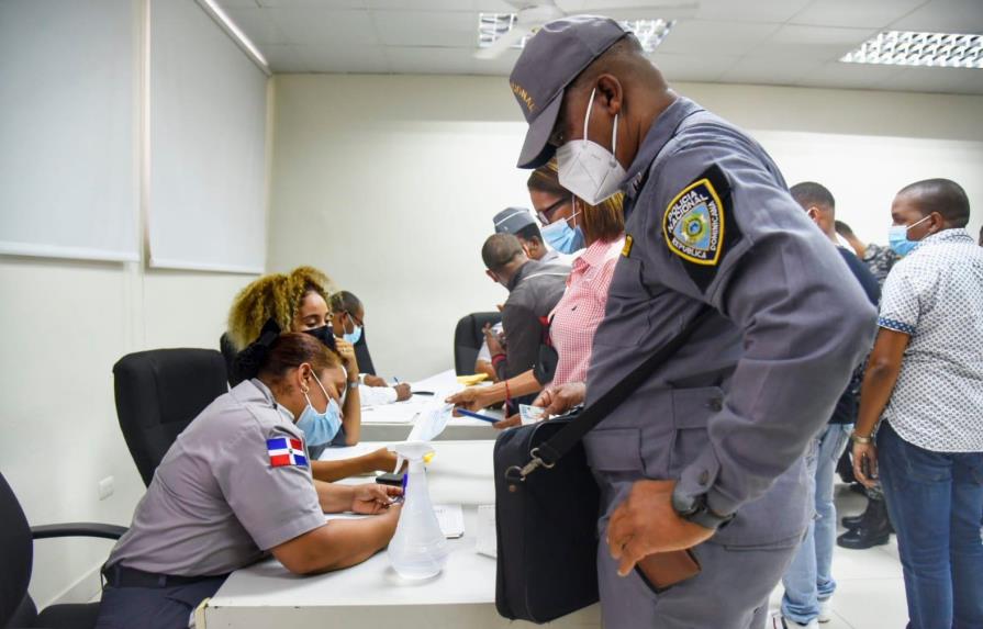 Se inicia con retraso entrega de cheques a miembros de la Policía Nacional en el Distrito Nacional