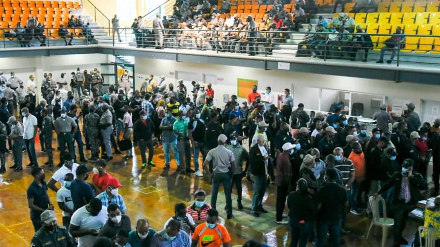 Policías hacen largas filas para cobrar salarios con cheques este sábado