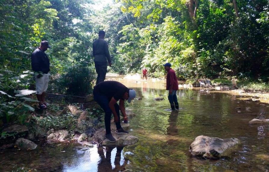 Apresan a dos hombres acusados de envenenar las aguas de río en El Seibo para pescar