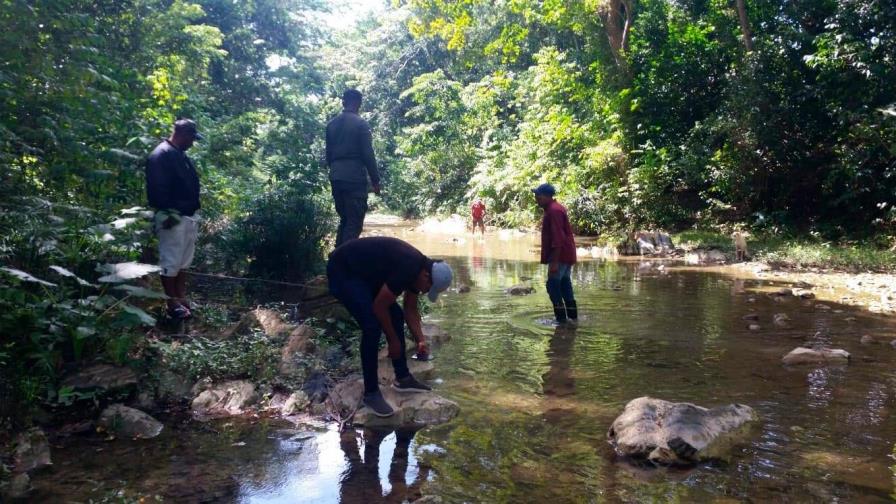 Apresan a dos hombres acusados de envenenar las aguas de río en El Seibo para pescar