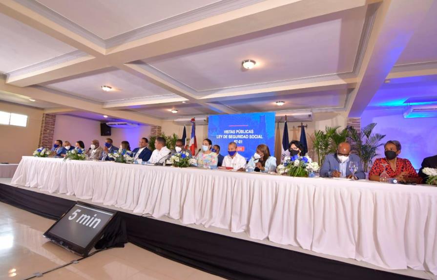 Comisión bicameral de seguridad social celebra vistas públicas en Azua