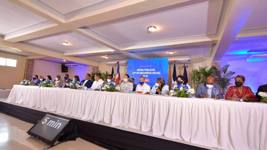 Comisión bicameral de seguridad social celebra vistas públicas en Azua