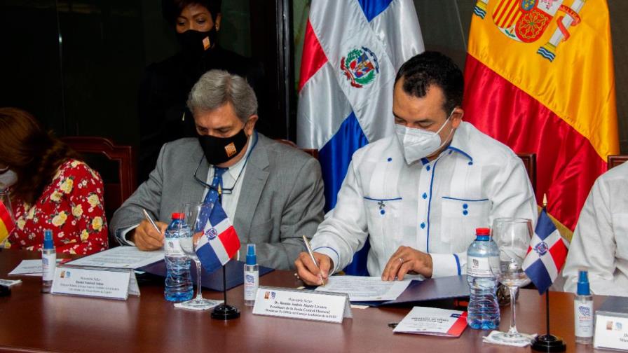 JCE firma convenio con la Universidad de Alcalá de Henares de España para dar maestría