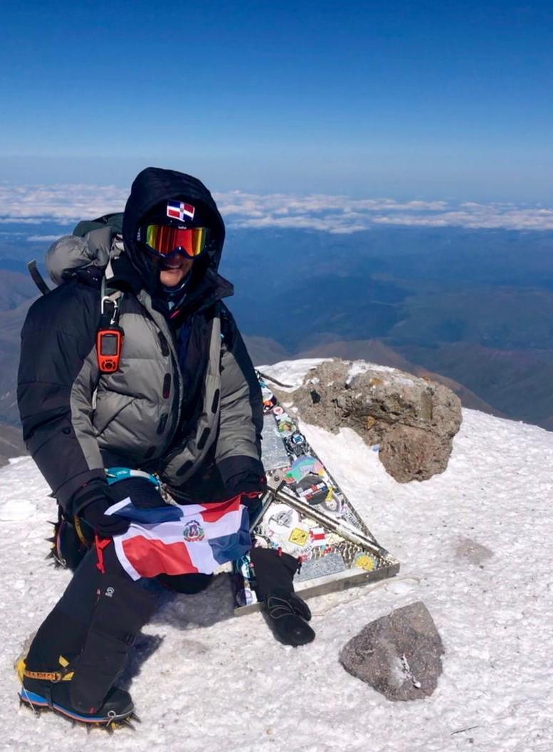 Thais Herrera sube la montaña más alta de Europa y coloca ahí la bandera dominicana