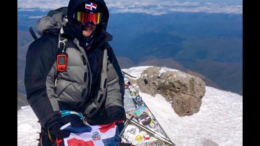 Thais Herrera sube la montaña más alta de Europa y coloca ahí la bandera dominicana Thais Herrera sube la montaña más alta de Europa y coloca ahí la bandera dominicana