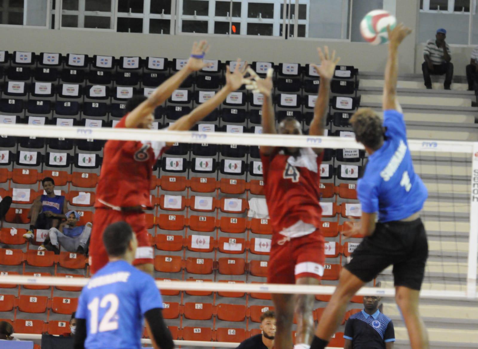Momento de acción en el partido que lo enfrentó a República Dominicana y Suriname en el Copa Panam de Voleibol Masculino, el 4 de septiembre del 2021. (Fuente externa)