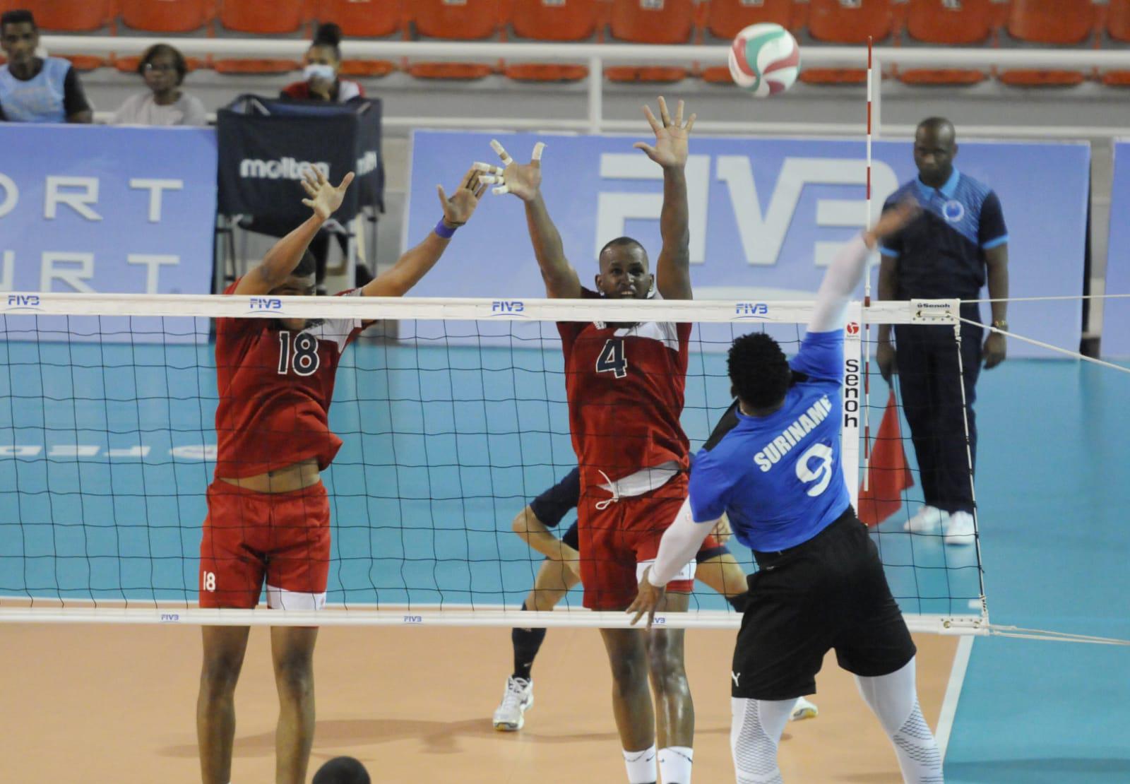 Momento de acción en el partido que lo enfrentó a República Dominicana y a Suriname en el Copa Panam de Voleibol Masculino, el 4 de septiembre del 2021. (Fuente externa)