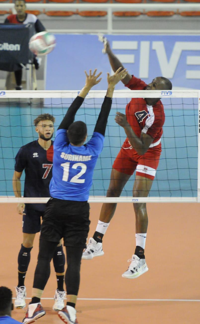 Momento de acción en el partido que lo enfrentó a República Dominicana y a Suriname en el Copa Panam de Voleibol Masculino, el 4 de septiembre del 2021. (Fuente externa)