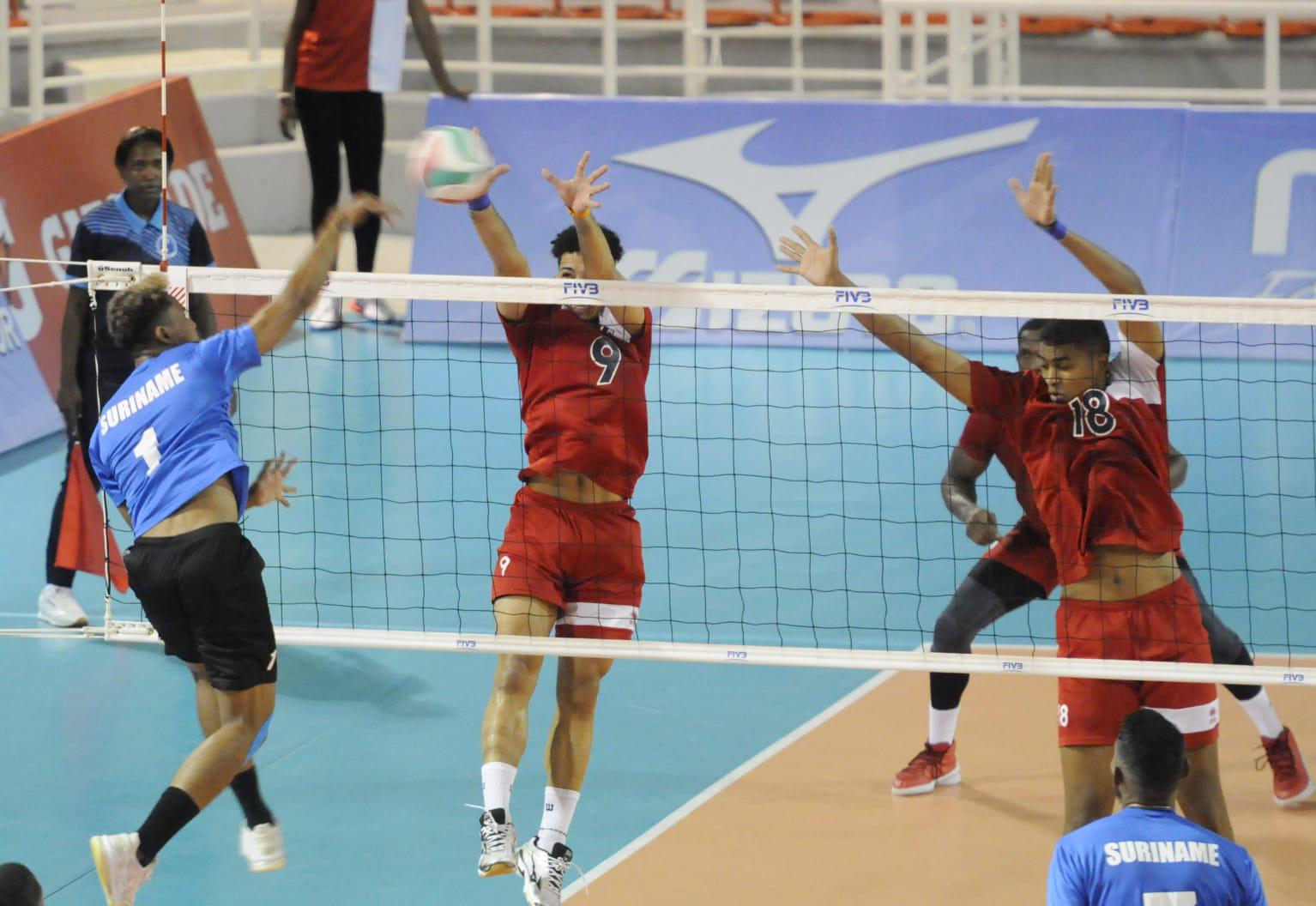 Momento de acción en el partido que lo enfrentó a República Dominicana y a Suriname en el Copa Panam de Voleibol Masculino, el 4 de septiembre del 2021. (Fuente externa)