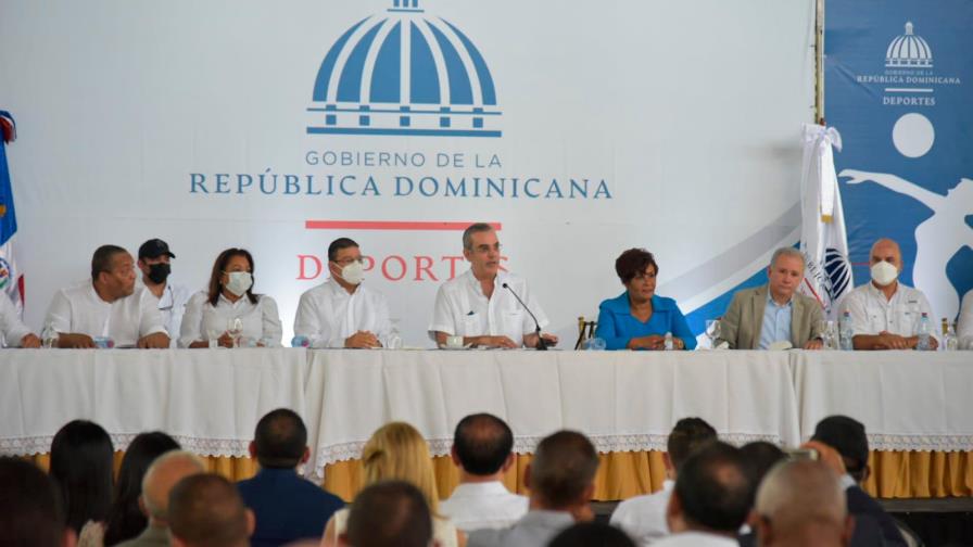 Presidente traspasa administración del club de la Superintendencia de Seguros al Ministerio de Deportes