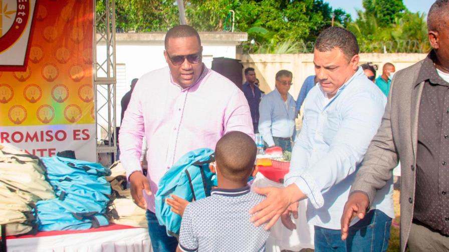 Fundación Raíces entrega útiles escolares a niños en Bateyes del Este