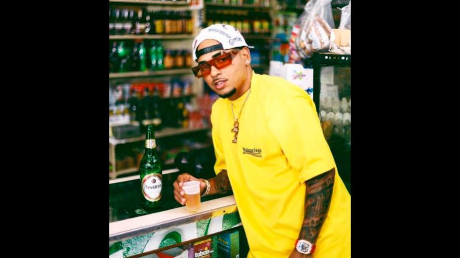 Video | Ozuna bailando y bebiendo en un “colmadón” de la Ciudad Colonial 