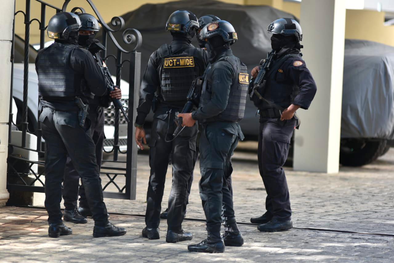 Miembros de la Unidad de Comando Especial contra Terrorismo del Ministerio de Defensa se presentaron al lugar. 